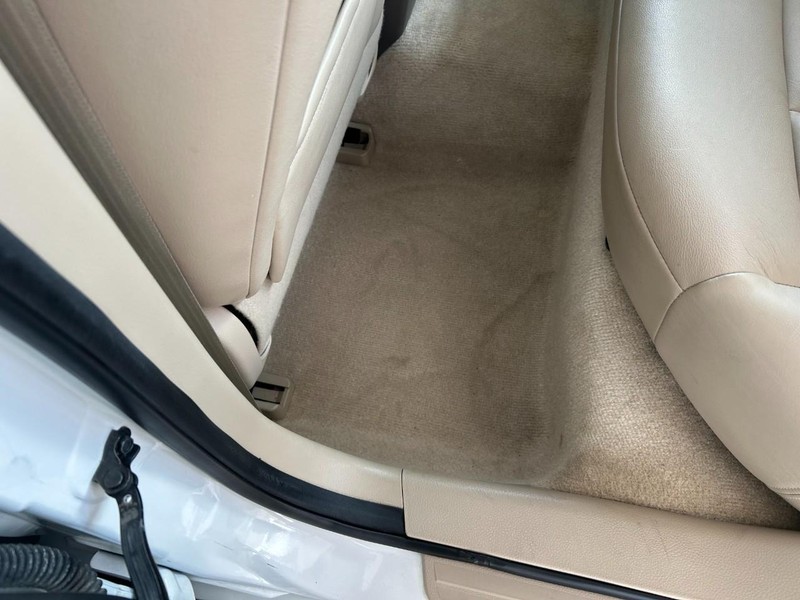 Nissan Altima Vehicle Full-screen Gallery Image 22