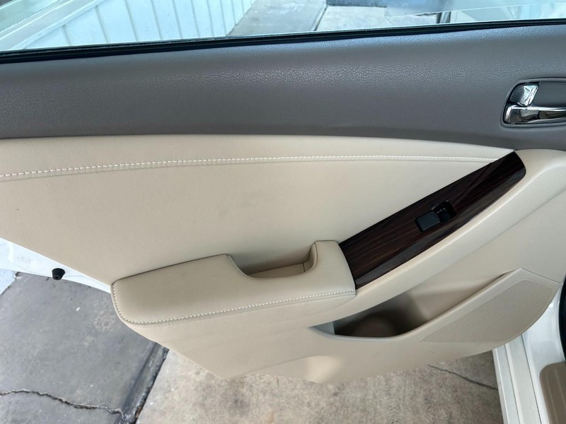 Nissan Altima Vehicle Full-screen Gallery Image 23