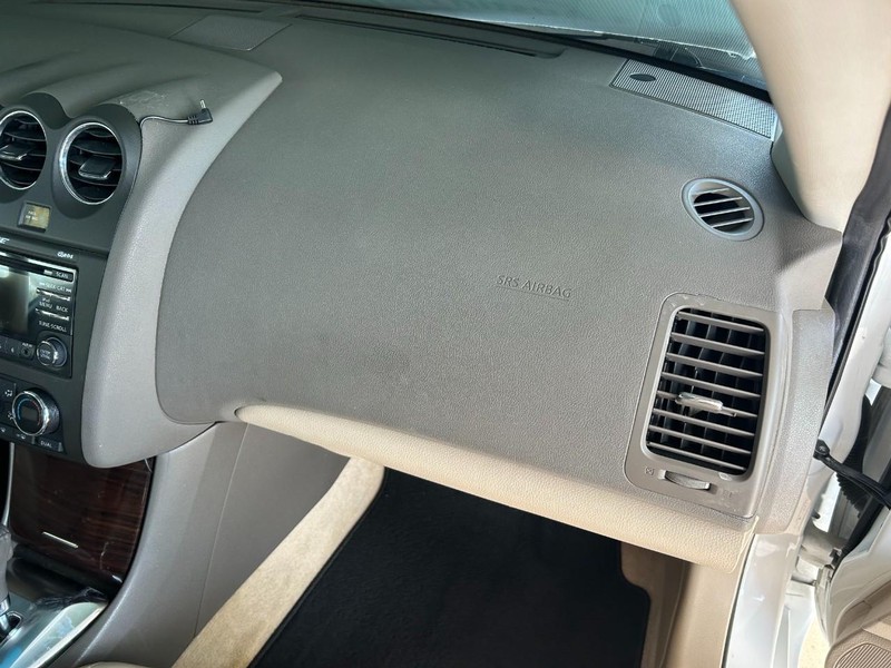 Nissan Altima Vehicle Full-screen Gallery Image 24