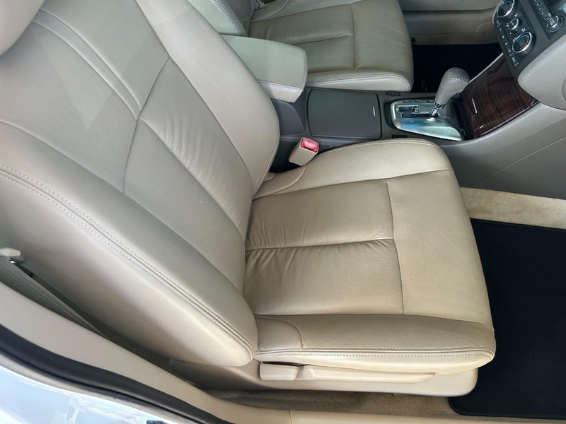 Nissan Altima Vehicle Full-screen Gallery Image 25