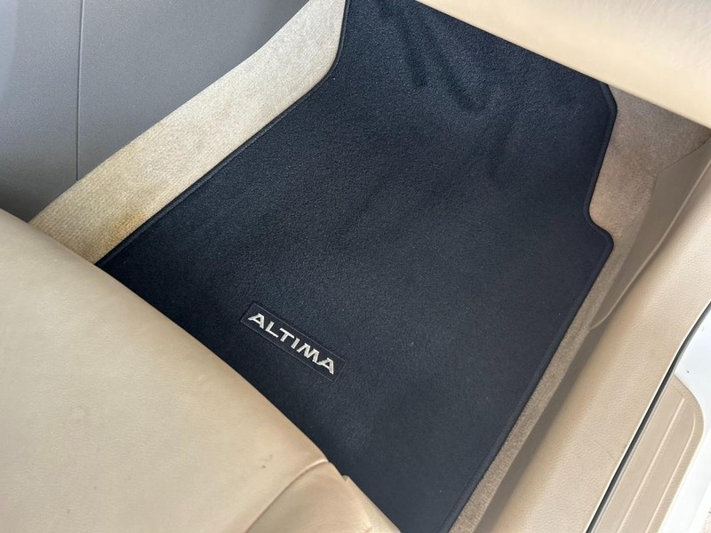 Nissan Altima Vehicle Full-screen Gallery Image 26