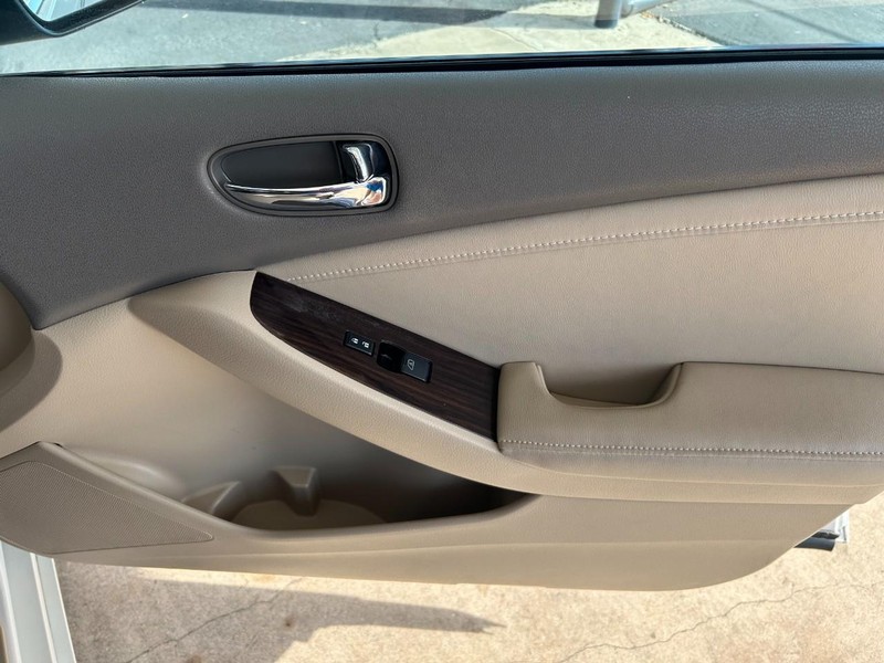 Nissan Altima Vehicle Full-screen Gallery Image 27