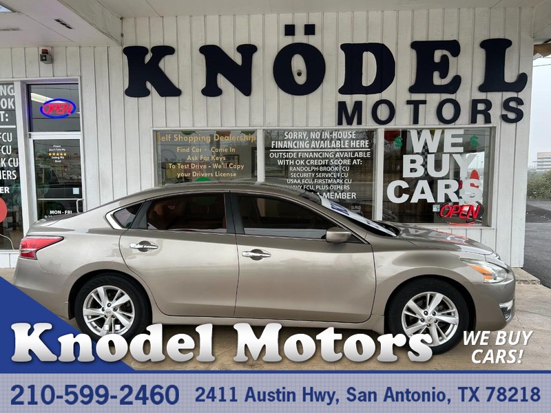 Nissan Altima Vehicle Full-screen Gallery Image 01