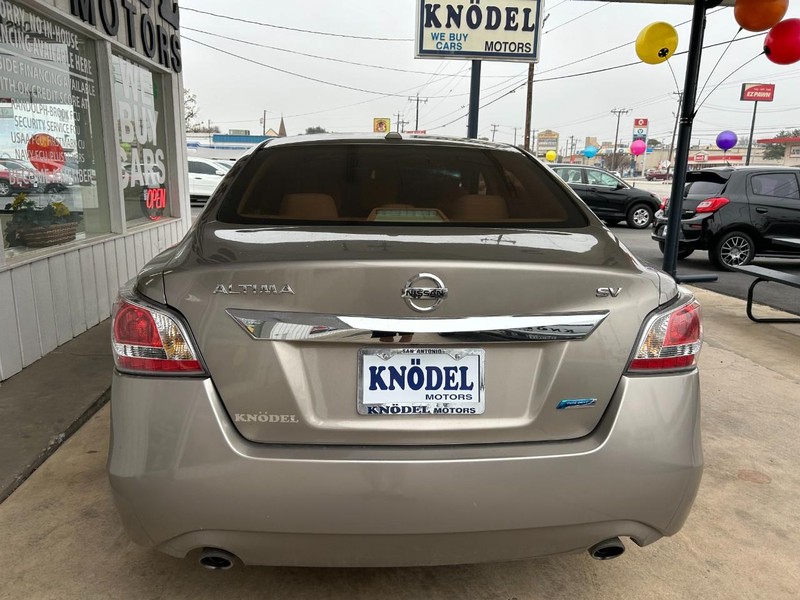 Nissan Altima Vehicle Full-screen Gallery Image 03