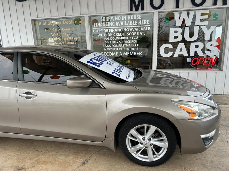 Nissan Altima Vehicle Full-screen Gallery Image 04