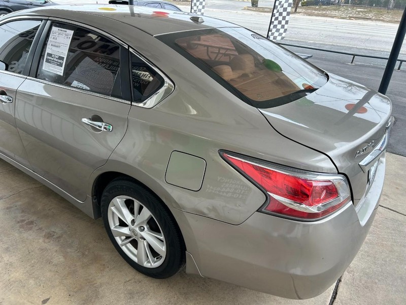 Nissan Altima Vehicle Full-screen Gallery Image 06