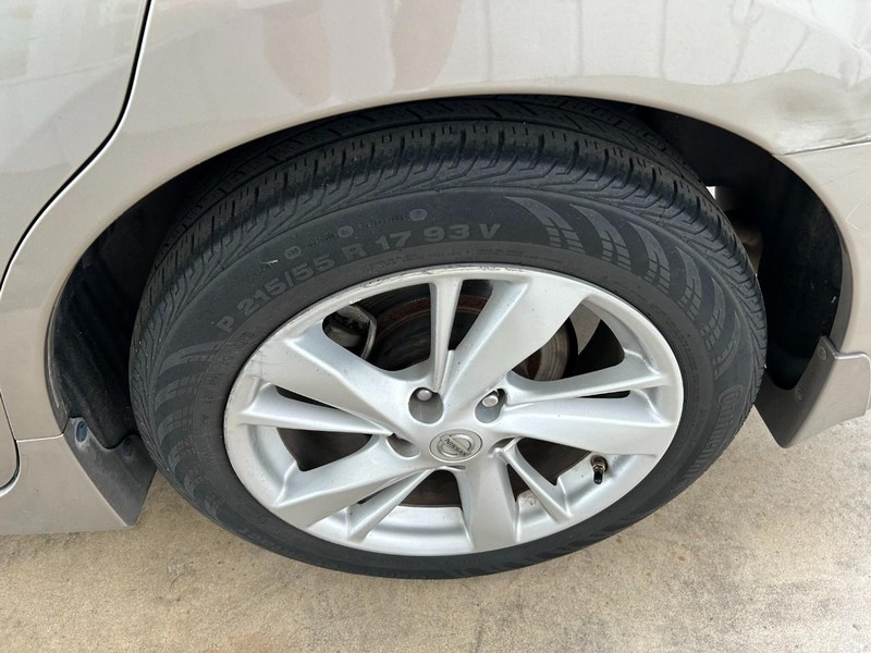 Nissan Altima Vehicle Full-screen Gallery Image 08