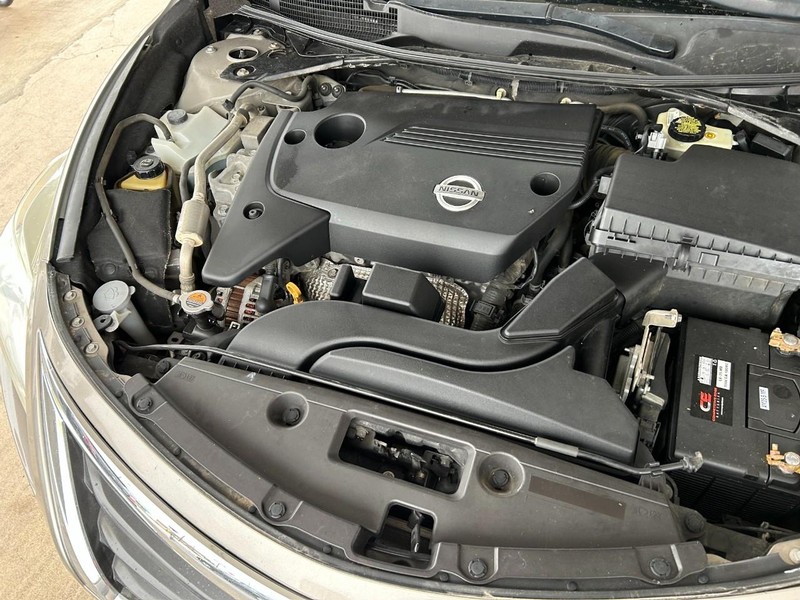 Nissan Altima Vehicle Full-screen Gallery Image 10