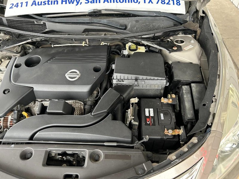 Nissan Altima Vehicle Full-screen Gallery Image 11