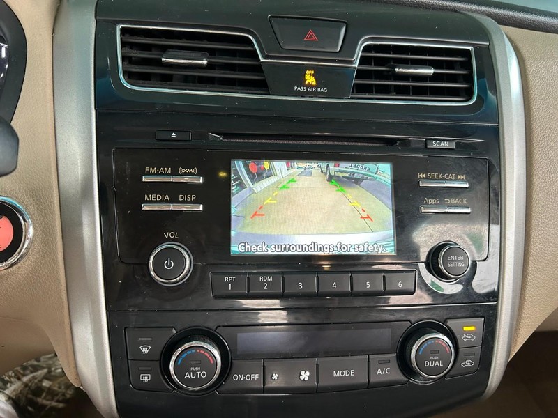 Nissan Altima Vehicle Full-screen Gallery Image 12
