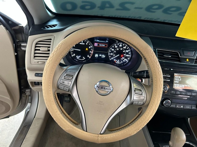 Nissan Altima Vehicle Full-screen Gallery Image 13