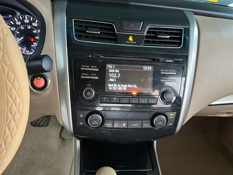 Nissan Altima Vehicle Full-screen Gallery Image 14