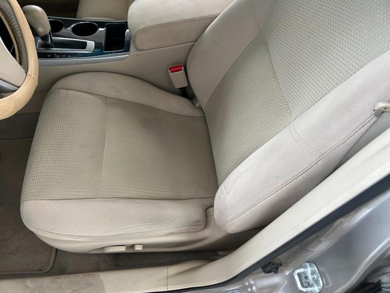 Nissan Altima Vehicle Full-screen Gallery Image 17