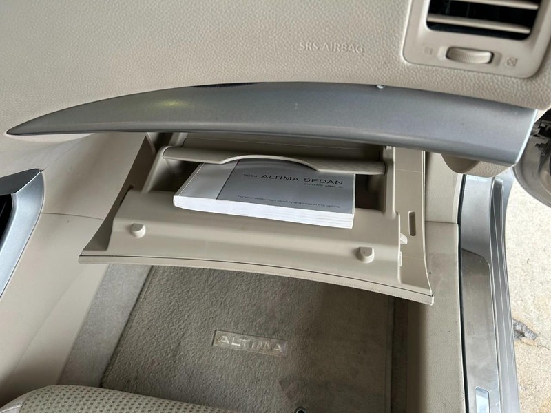 Nissan Altima Vehicle Full-screen Gallery Image 18