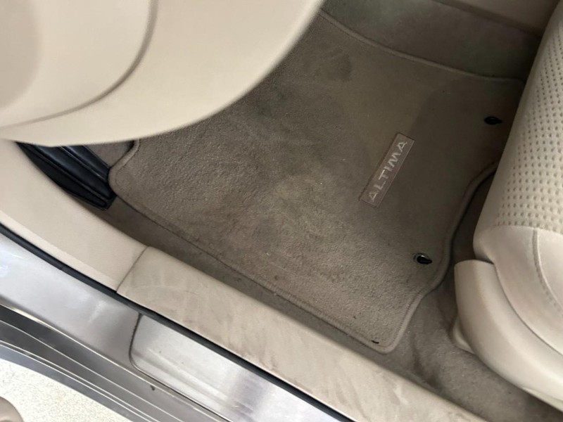 Nissan Altima Vehicle Full-screen Gallery Image 19