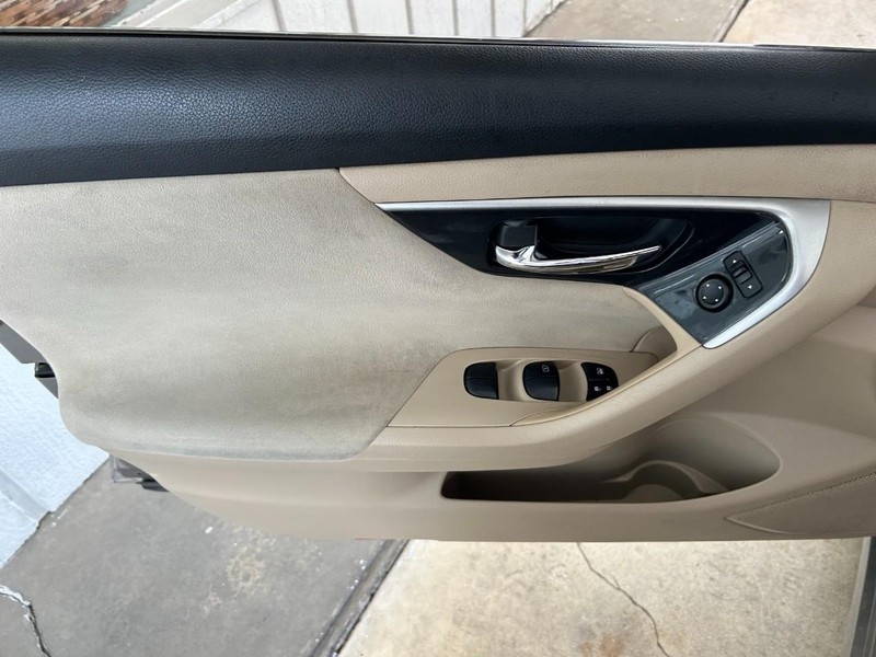 Nissan Altima Vehicle Full-screen Gallery Image 20