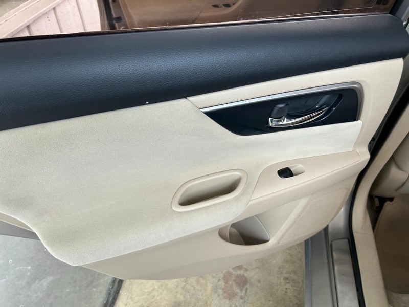 Nissan Altima Vehicle Full-screen Gallery Image 23