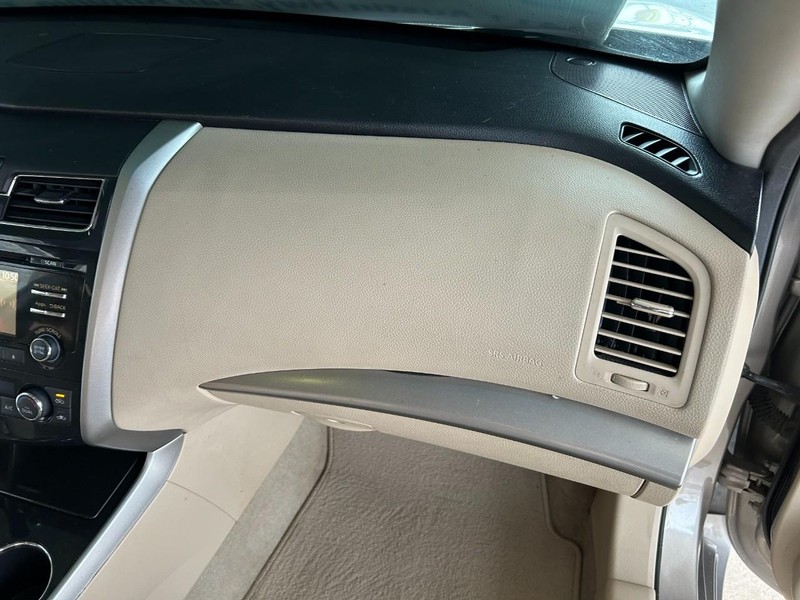 Nissan Altima Vehicle Full-screen Gallery Image 24
