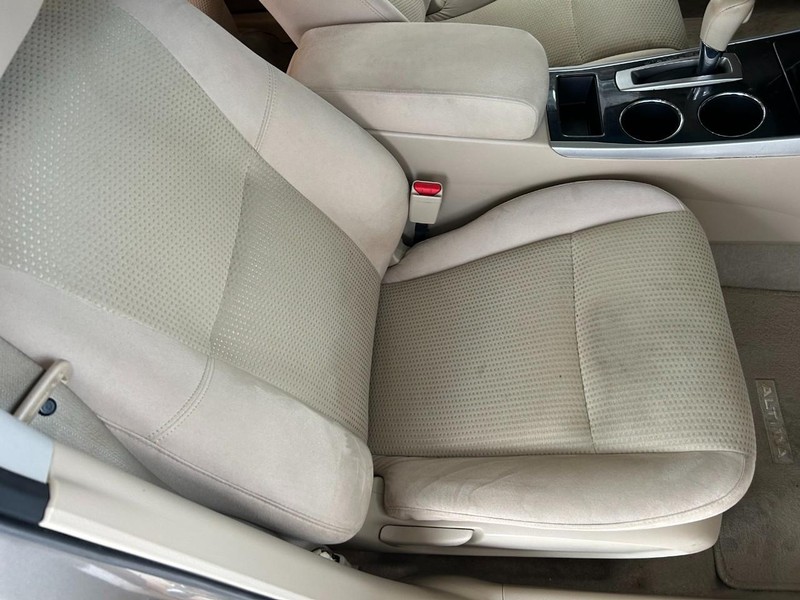 Nissan Altima Vehicle Full-screen Gallery Image 25