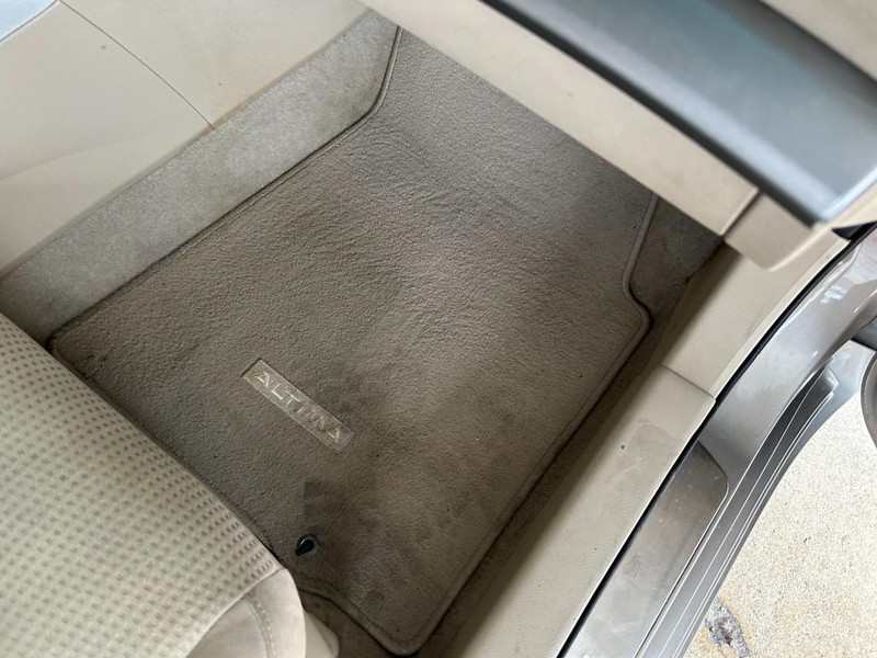 Nissan Altima Vehicle Full-screen Gallery Image 26