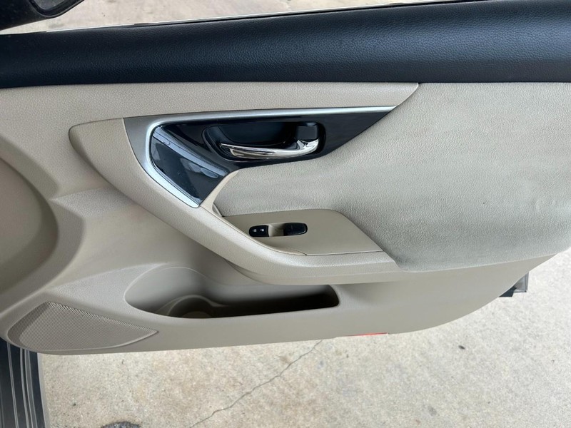 Nissan Altima Vehicle Full-screen Gallery Image 27