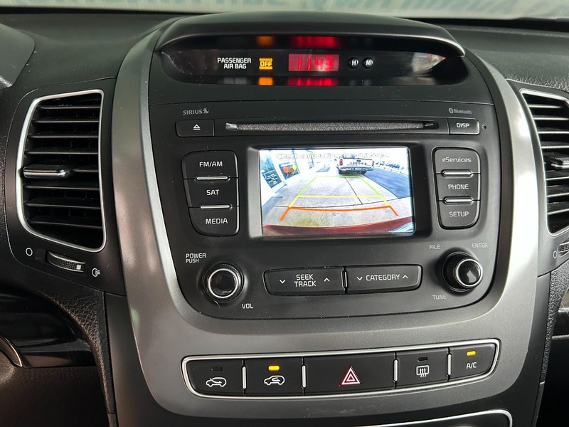 Kia Sorento Vehicle Full-screen Gallery Image 12