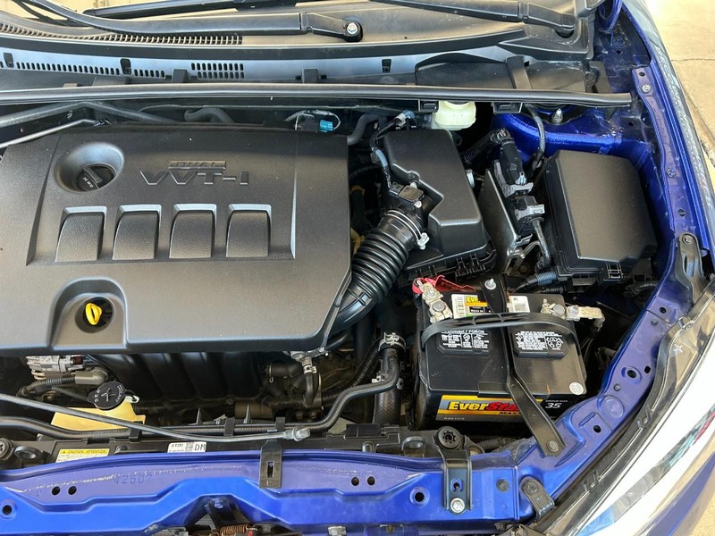 Toyota Corolla Vehicle Full-screen Gallery Image 10