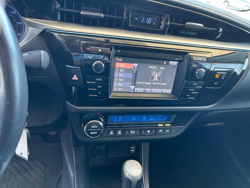 Toyota Corolla Vehicle Full-screen Gallery Image 13