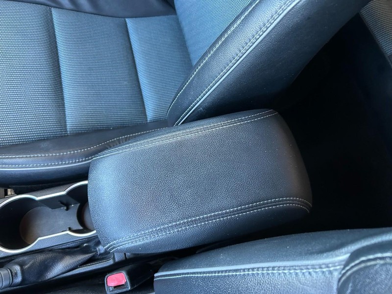 Toyota Corolla Vehicle Full-screen Gallery Image 15