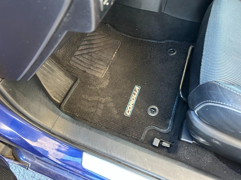 Toyota Corolla Vehicle Full-screen Gallery Image 17