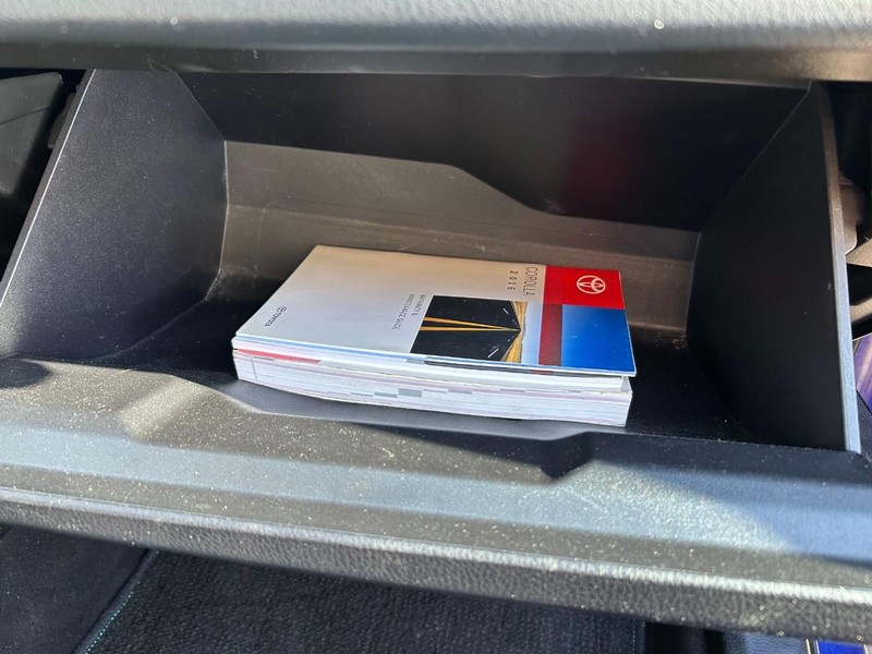 Toyota Corolla Vehicle Full-screen Gallery Image 18