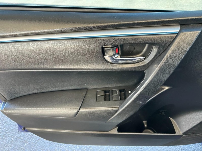 Toyota Corolla Vehicle Full-screen Gallery Image 19