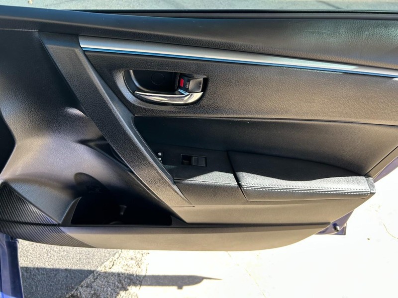 Toyota Corolla Vehicle Full-screen Gallery Image 27