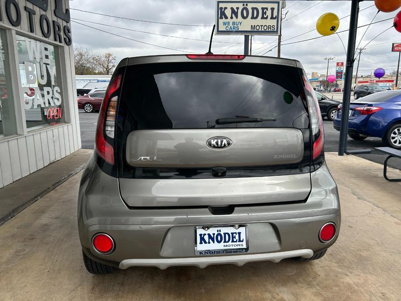 Kia Soul Vehicle Full-screen Gallery Image 03