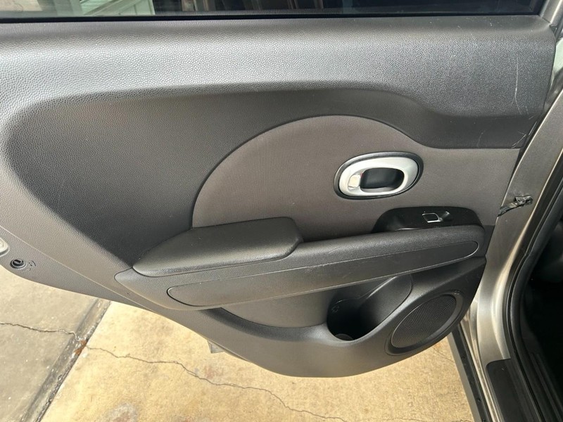 Kia Soul Vehicle Full-screen Gallery Image 22