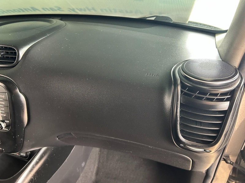 Kia Soul Vehicle Full-screen Gallery Image 24