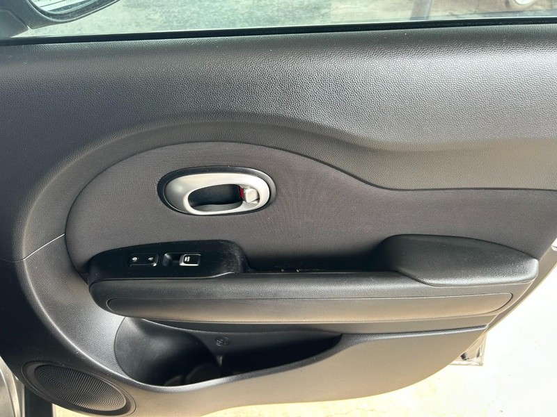 Kia Soul Vehicle Full-screen Gallery Image 27