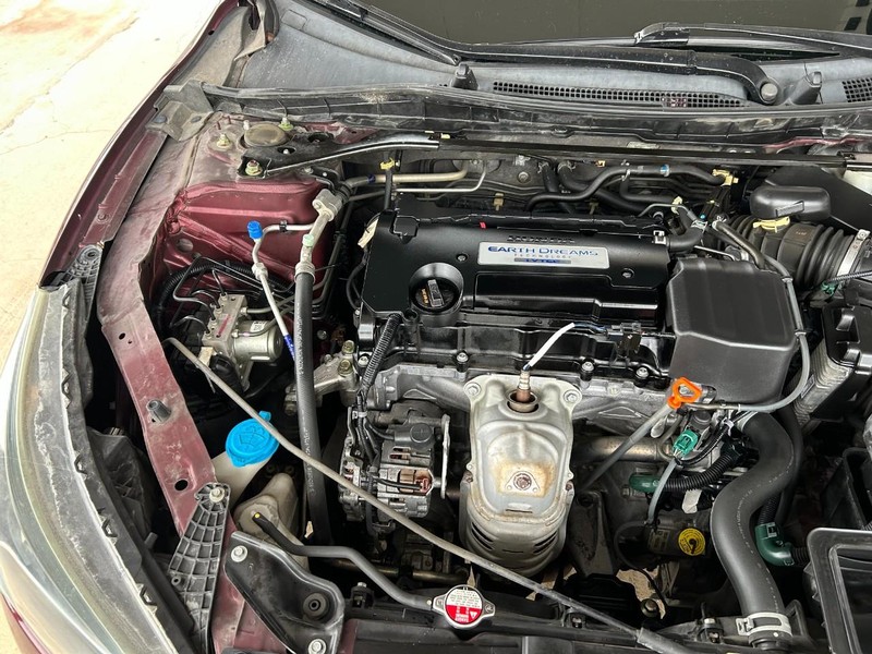 Honda Accord Sedan Vehicle Full-screen Gallery Image 10