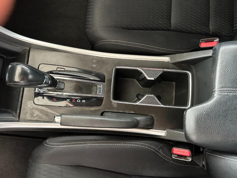 Honda Accord Sedan Vehicle Full-screen Gallery Image 15