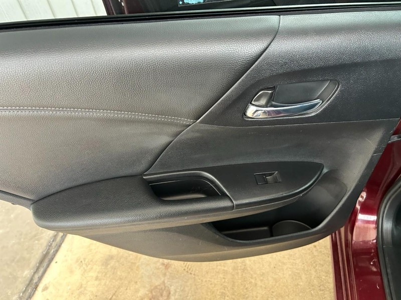 Honda Accord Sedan Vehicle Full-screen Gallery Image 25