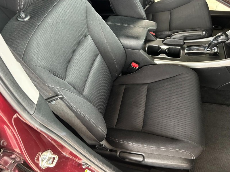 Honda Accord Sedan Vehicle Full-screen Gallery Image 27