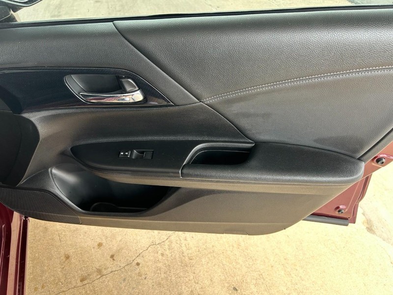 Honda Accord Sedan Vehicle Full-screen Gallery Image 29