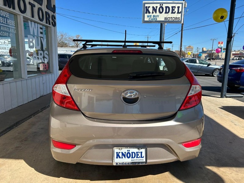 Hyundai Accent 5-Door Vehicle Full-screen Gallery Image 03