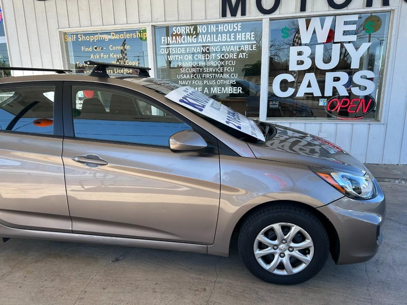 Hyundai Accent 5-Door Vehicle Full-screen Gallery Image 04