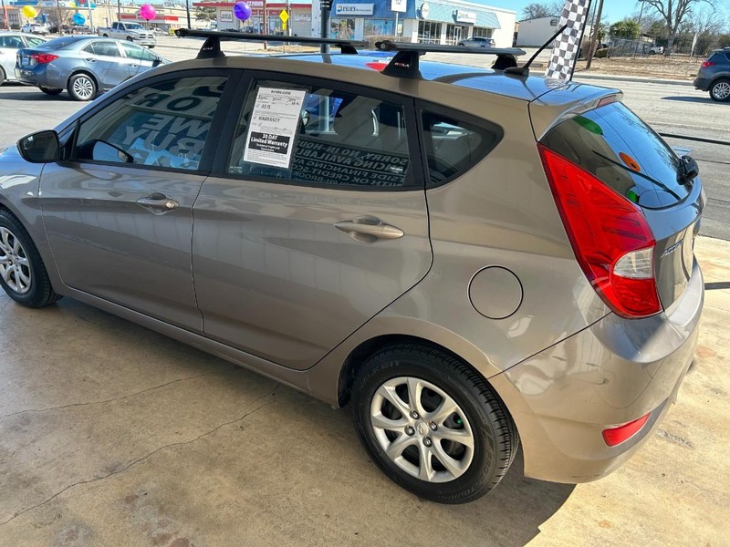 Hyundai Accent 5-Door Vehicle Full-screen Gallery Image 06