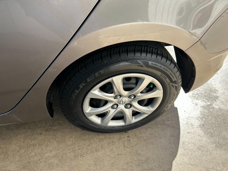 Hyundai Accent 5-Door Vehicle Full-screen Gallery Image 08