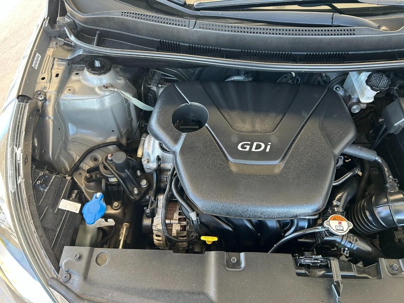 Hyundai Accent 5-Door Vehicle Full-screen Gallery Image 09