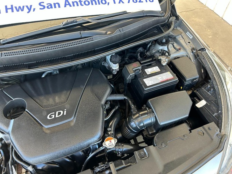 Hyundai Accent 5-Door Vehicle Full-screen Gallery Image 10