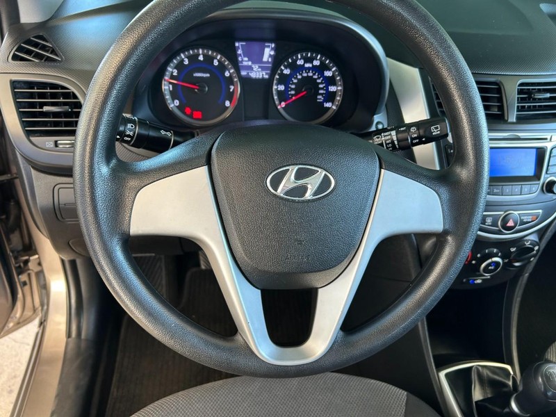 Hyundai Accent 5-Door Vehicle Full-screen Gallery Image 12