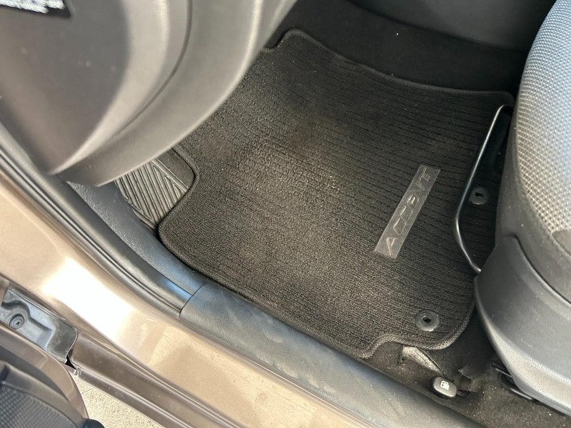 Hyundai Accent 5-Door Vehicle Full-screen Gallery Image 17